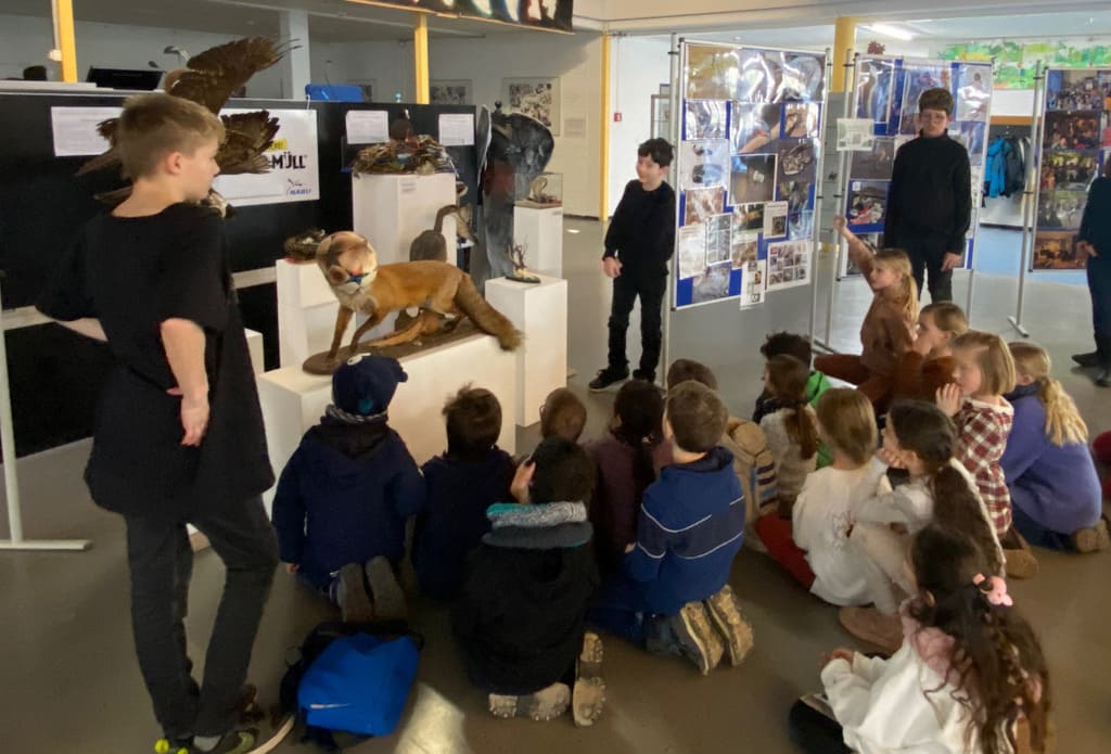 Besuch von den Jüngsten an der RSE!  – G.R.E.E.N-AG präsentiert die Ausstellung „Wilder Müll – Lebensgefahr für Tiere!“ vor 170 Grundschulkindern