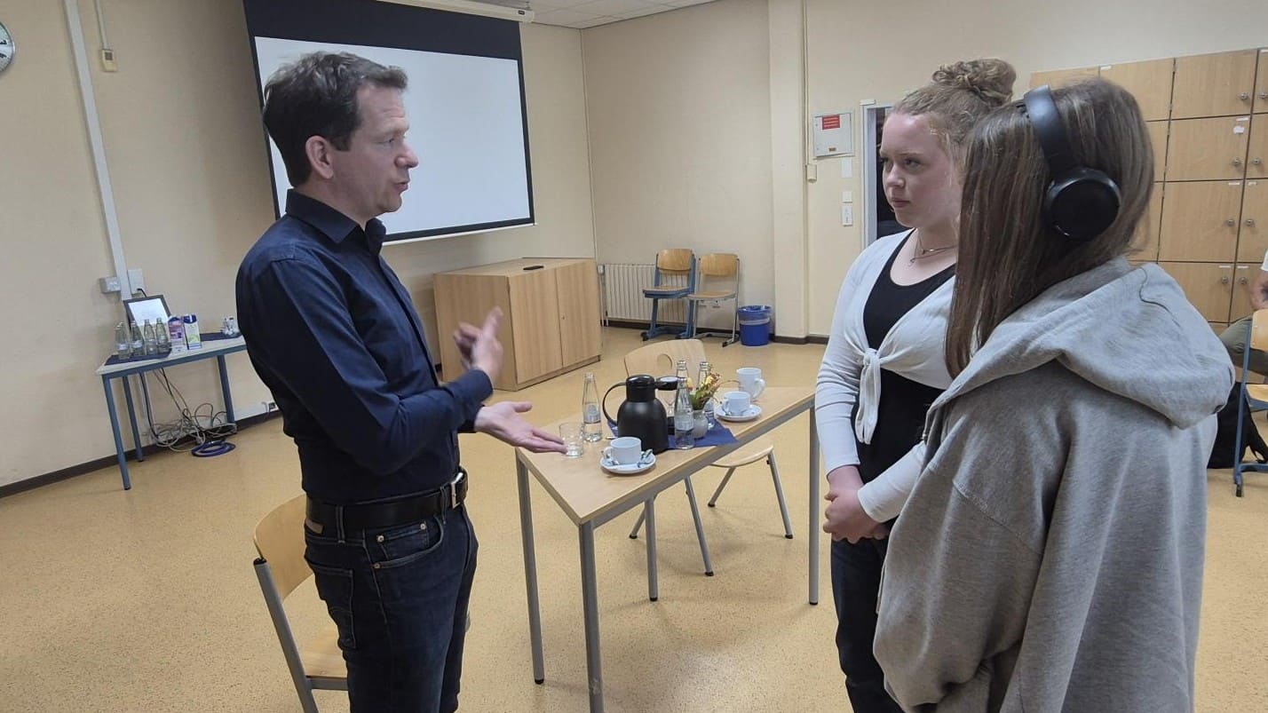 Bundestagsabgeordneter im Dialog mit der 10B