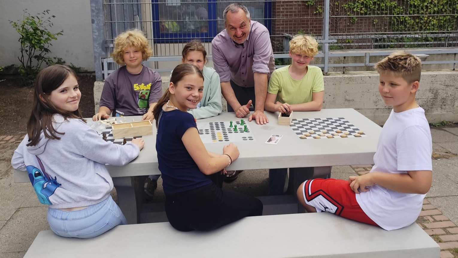 Neuer Spieletisch auf Hof 1