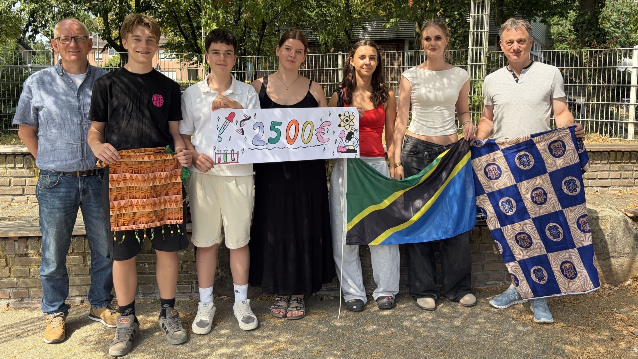 2.500 Euro für den naturwissenschaftlichen Unterricht in Tansania